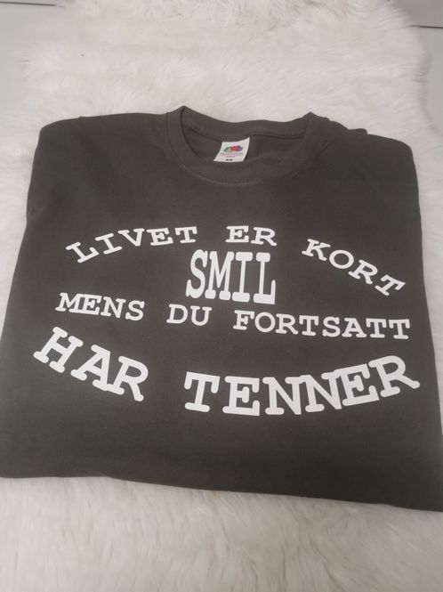 Hovedbilde Livet er kort smil mens 