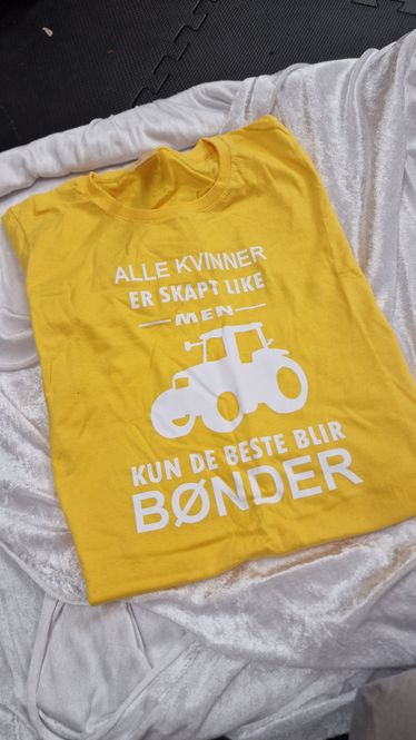 Hovedbilde Alle kvinner bønder gul ( S )