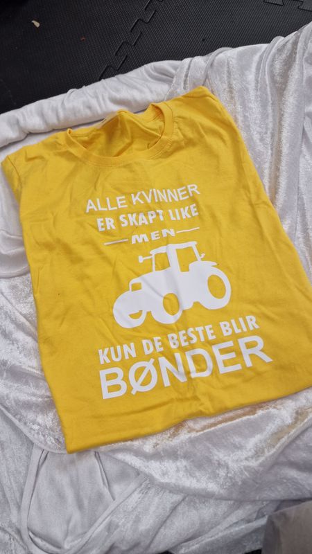 Alle kvinner bønder gul ( S )