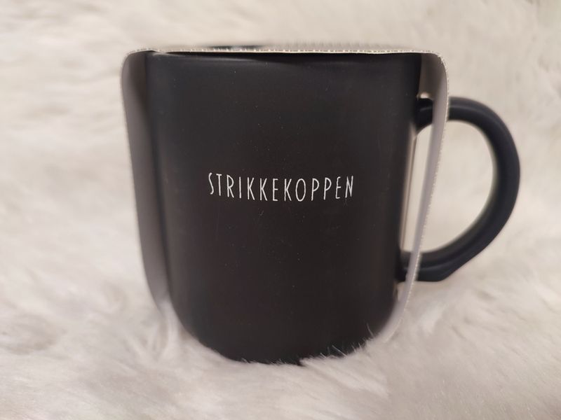 Krus matt sort m/hvitt Strikkekoppen 330ml 